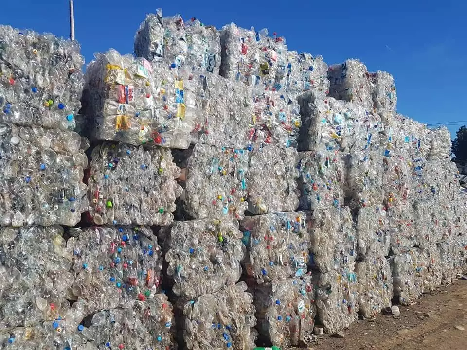 Balirane PET boce pripremljene za dalju reciklažu